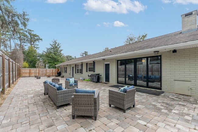 Building Photo - 2222 W University Ave