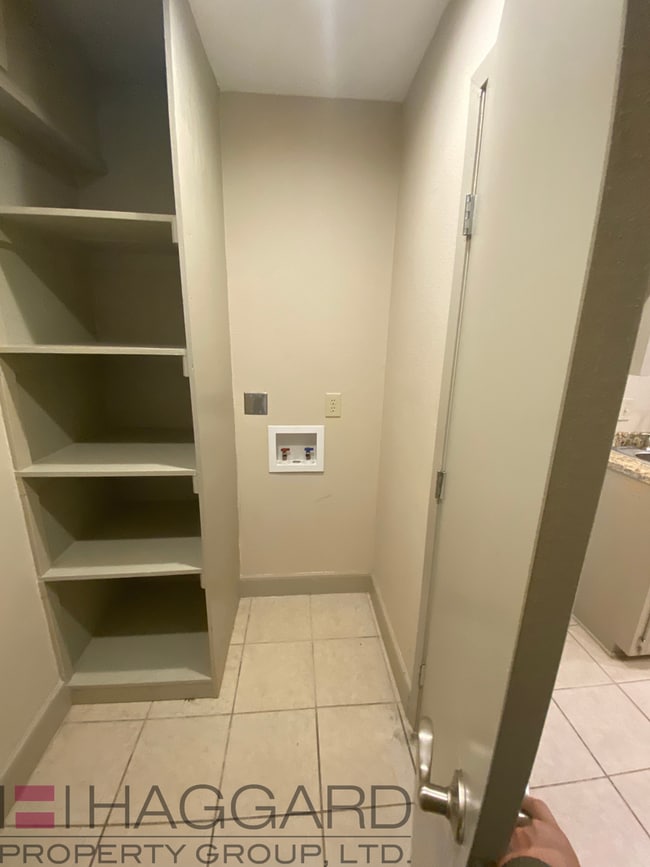 Building Photo - Renovated half duplex-2 bed, 1 bath, 1 story