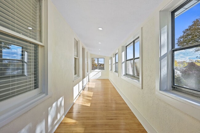 Building Photo - 158 Henry St