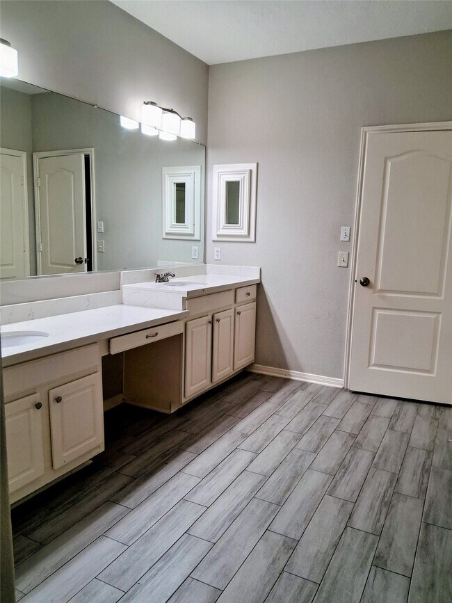 Building Photo - 10015 Dawn Brook Dr