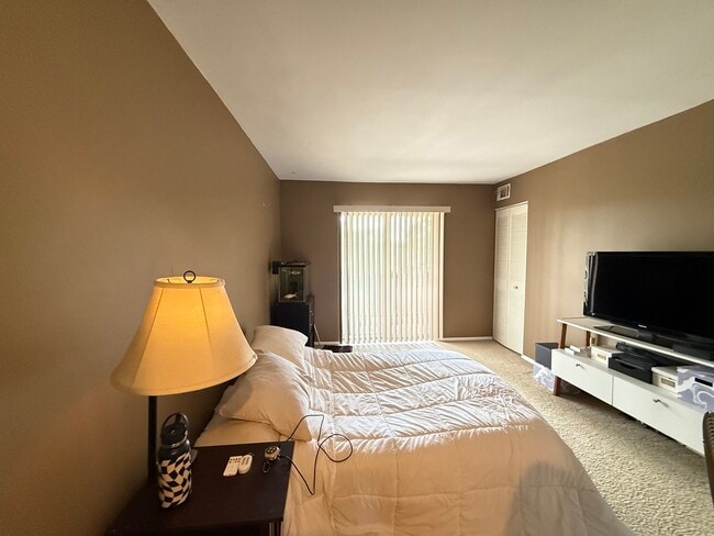 Building Photo - 6105 Knoll Valley Dr
