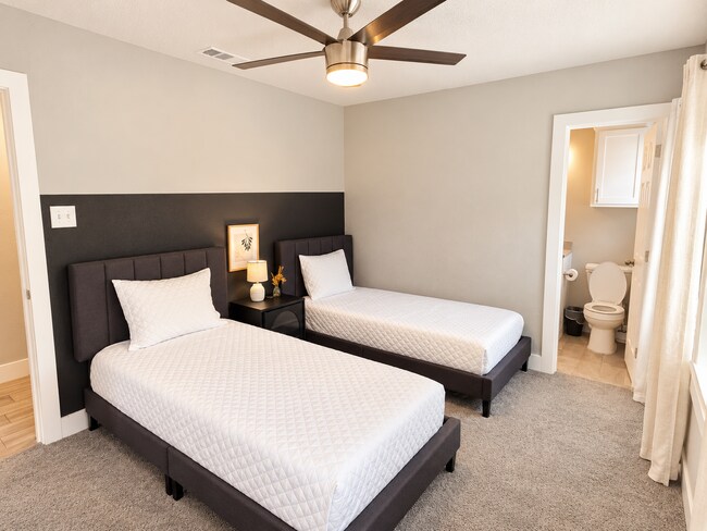 Building Photo - Spacious 3 Bed / 3 Bath Home with Modern Upgrades and Fenced Yard in South Dallas