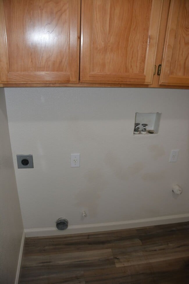 Building Photo - Sharp and clean Dallas Ranch area 4 bedroom, 2 bath home with 1,533 sq. ft