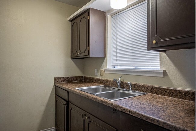 Building Photo - 706 W 10th St