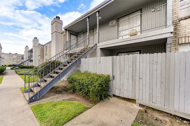 Building Photo - 6606 De Moss Dr