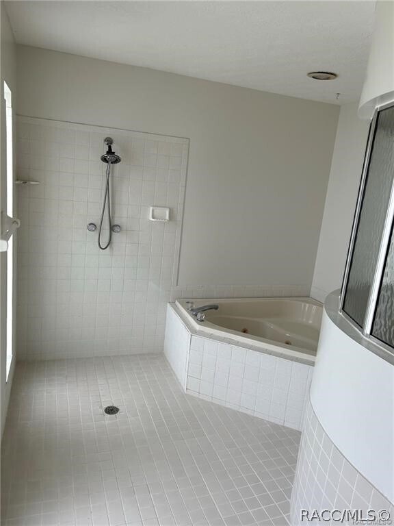 Building Photo - 2620 E Newhaven St