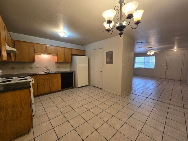 Building Photo - HUD / SECTION 8 ACCEPTED & READY FOR MOVE IN!