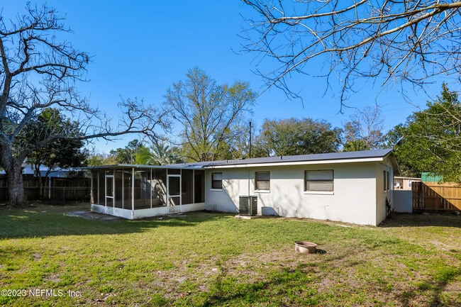 Building Photo - 2233 Bourget Dr