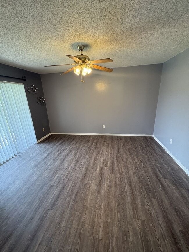 Building Photo - Large 2 bedroom 2 bath Condo