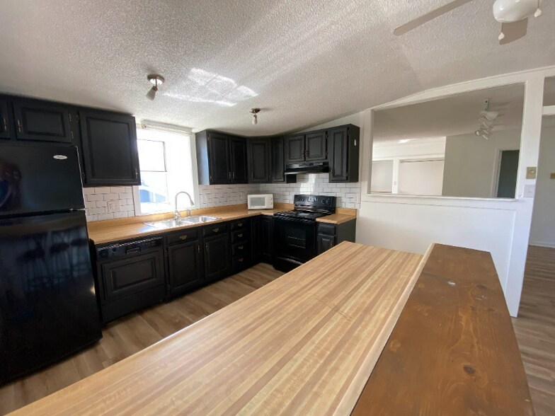 Primary Photo - 610 N Eisenhower Dr
