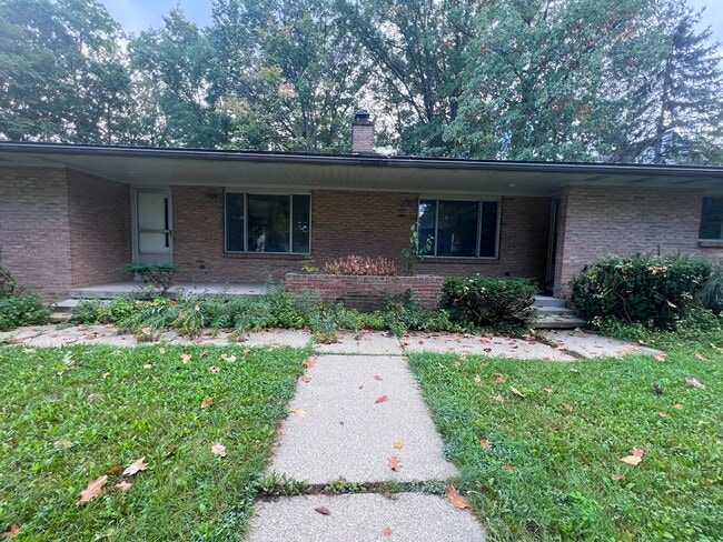 Building Photo - Two Bedroom Duplex SE Side w/ Decorative Fireplace! One Stall in Garage!