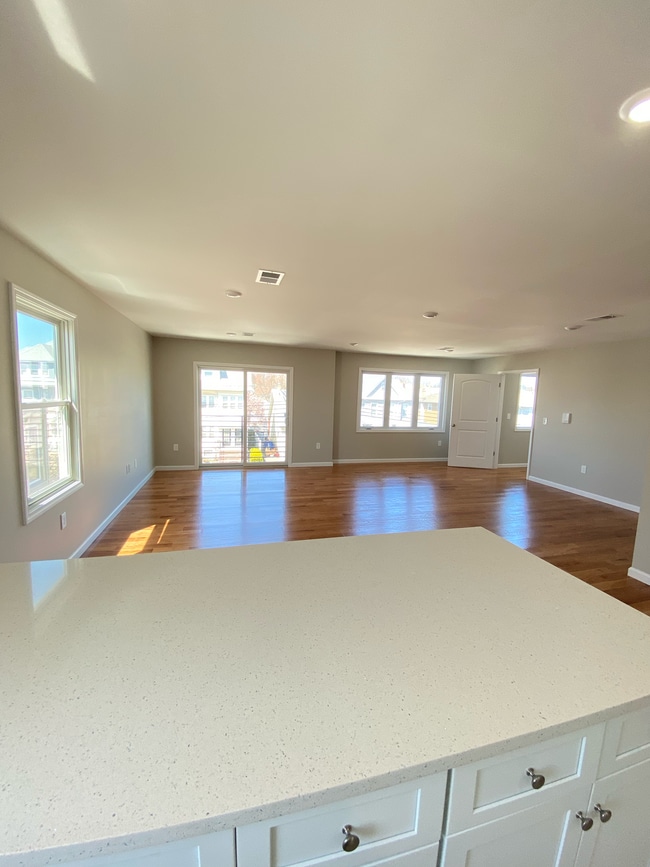 Building Photo - 464 Chestnut St