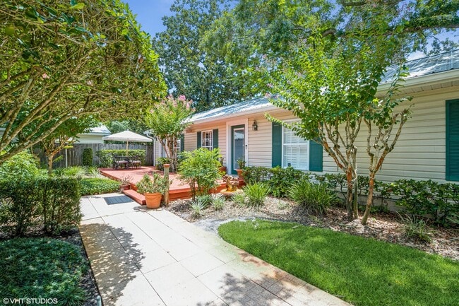 Building Photo - Spacious Cottage in College Park