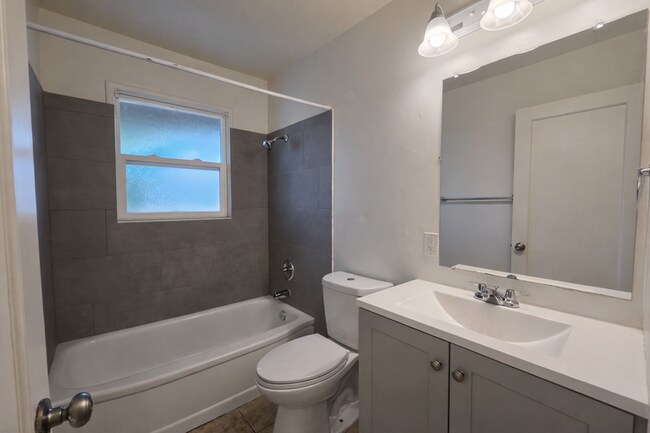 Building Photo - 1916 E Hunter Ave