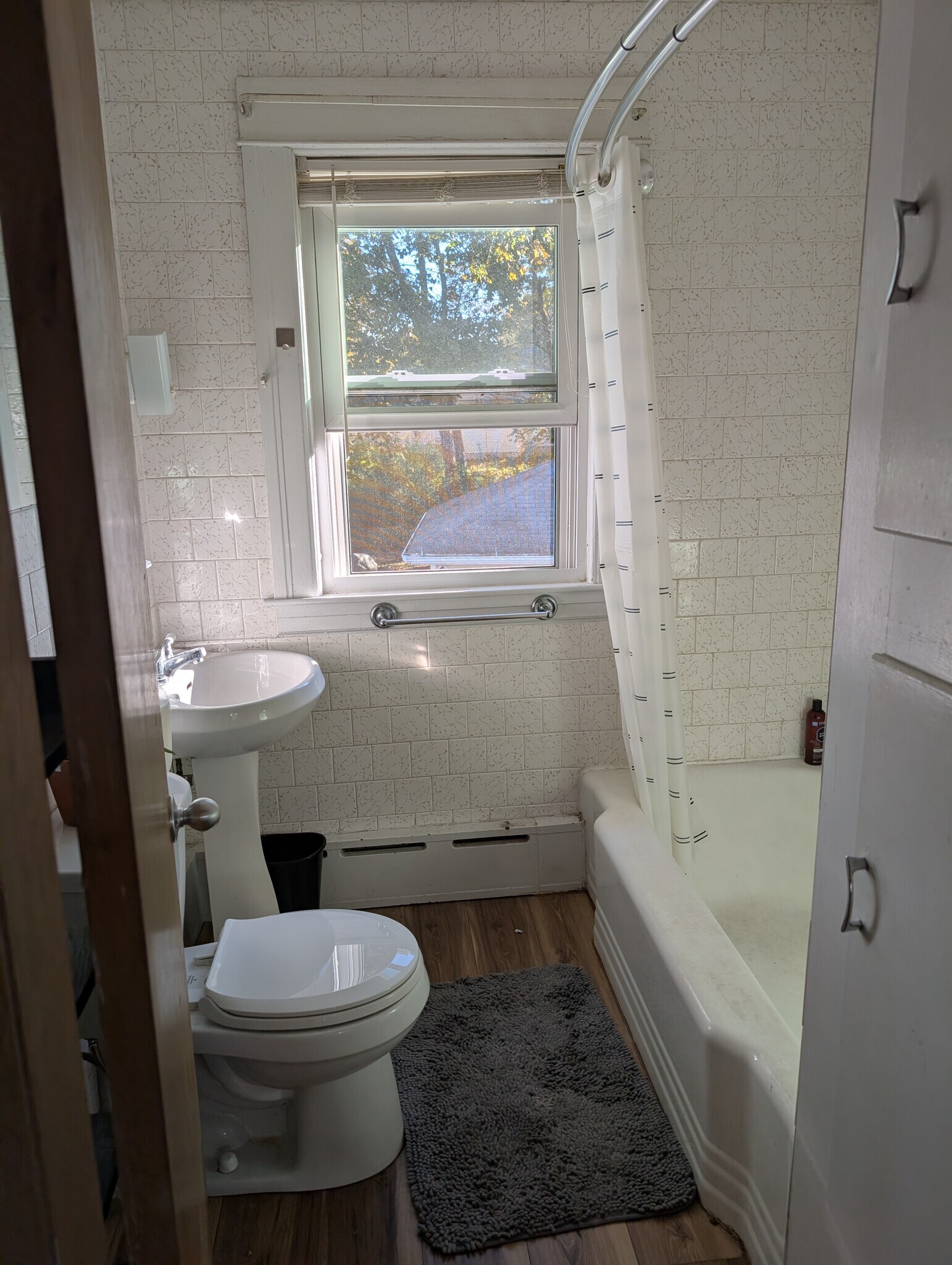 Bathroom - 8 Valley St