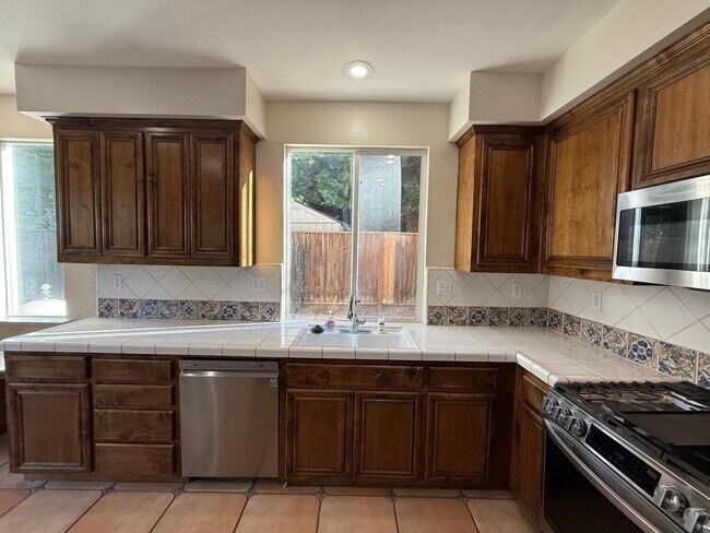 Building Photo - 5 bedrooms located in Redbridge Gated Community!