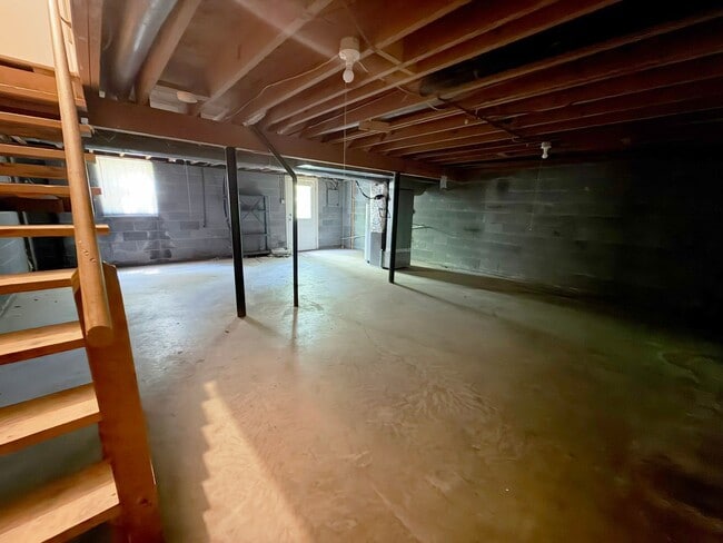 Building Photo - Freshly Renovated Townhome 3 Bed, 1.5 Bath