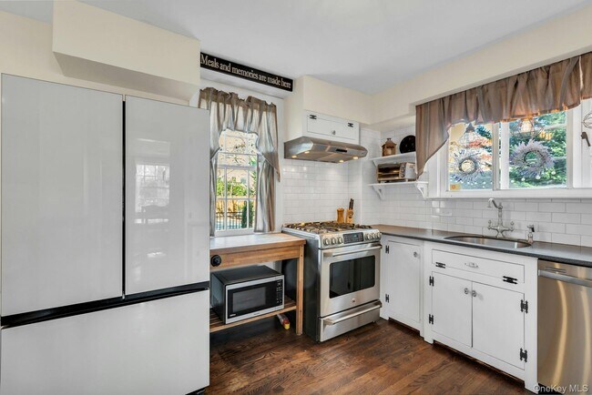 Building Photo - 105 Academy St