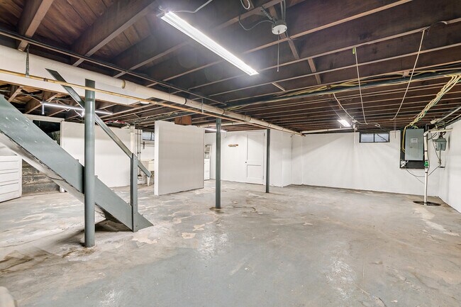 Building Photo - 64 Boltin St