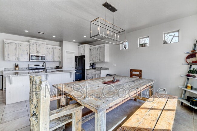 Building Photo - 2823 Kenzies Way