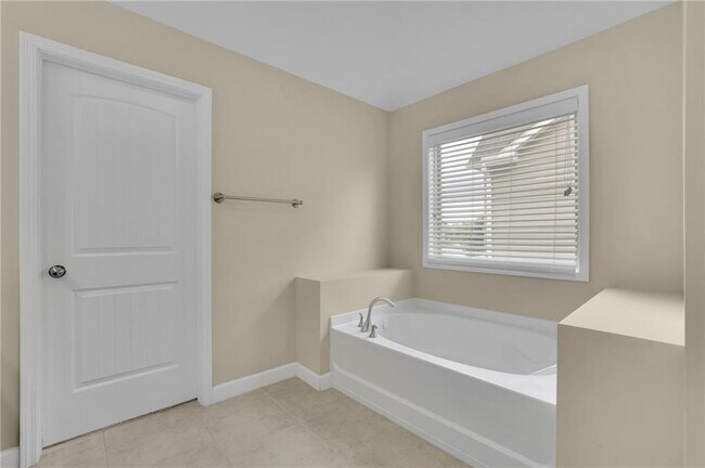 Building Photo - 4425 Holton Ave
