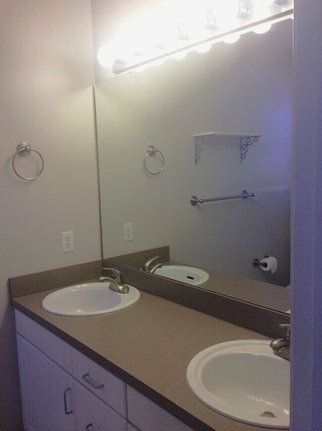 Building Photo - Charming 3 Bedroom Home - Available Now! Seatac area