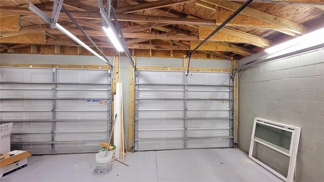Building Photo - 1068 W Lakeshore Dr