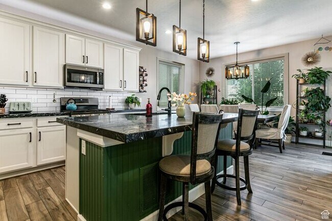 Building Photo - Awesome upgraded House w 2 car attached