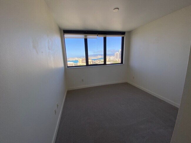 Building Photo - 600 Queen St