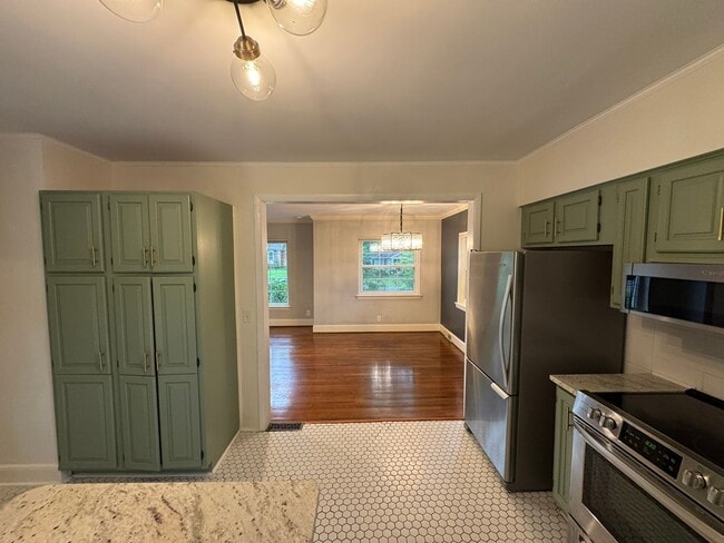 Building Photo - 1401 Montford Dr