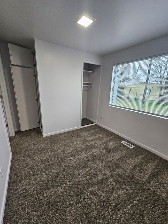 Building Photo - Almost 1300 sqft of Living Space with Plenty of Parking