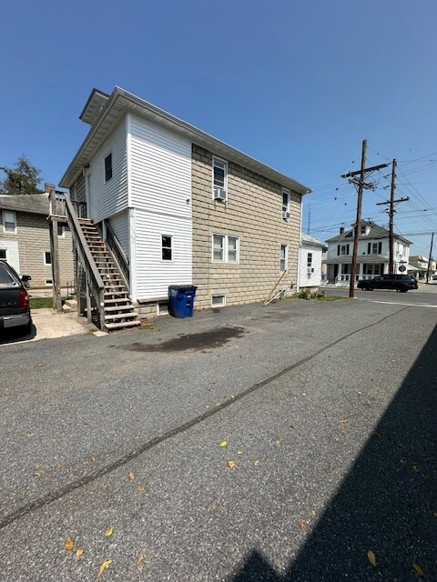 Building Photo - 302 N Queen St