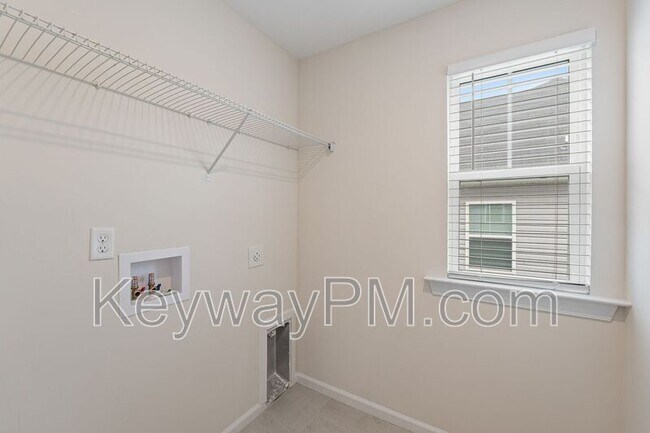 Building Photo - 585 Hampton Dr