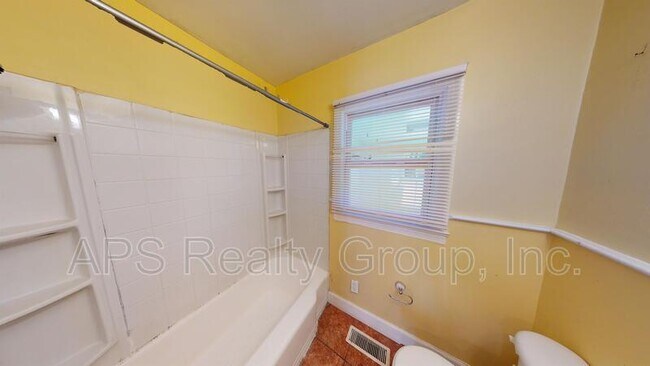 Building Photo - 2405 Hoyt St