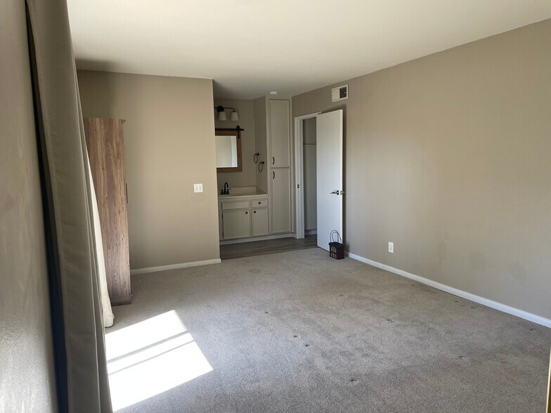 Bedroom - 5350 Baltimore Dr