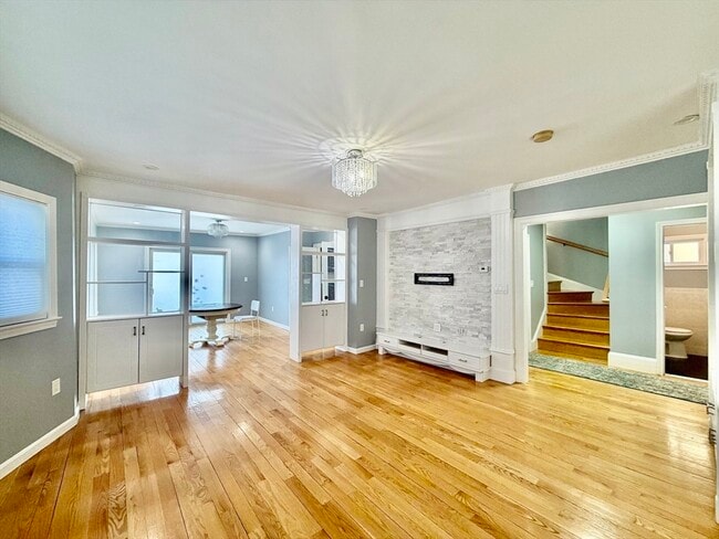 Building Photo - 305 Safford St