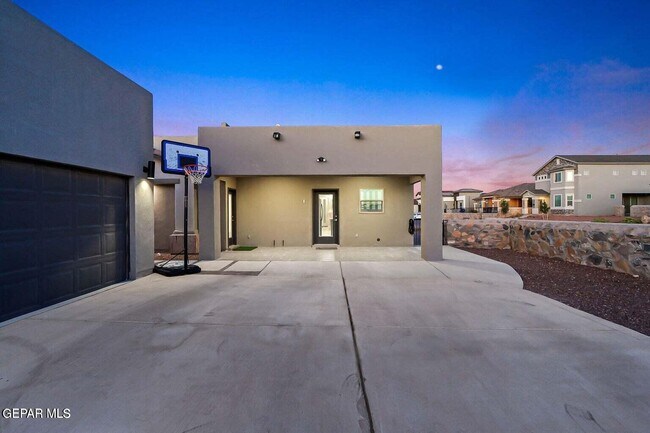 Building Photo - 2621 Maria Casas St