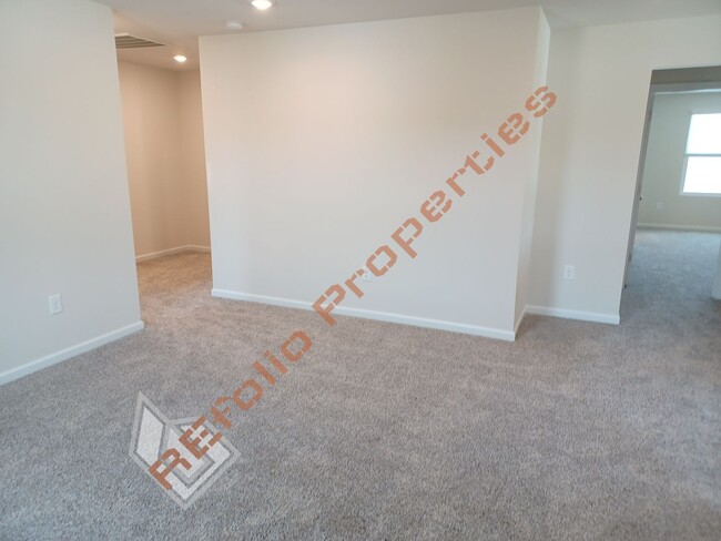 Building Photo - Bright and Airy! 5 Bedrooms 3 Bathrooms Ho...