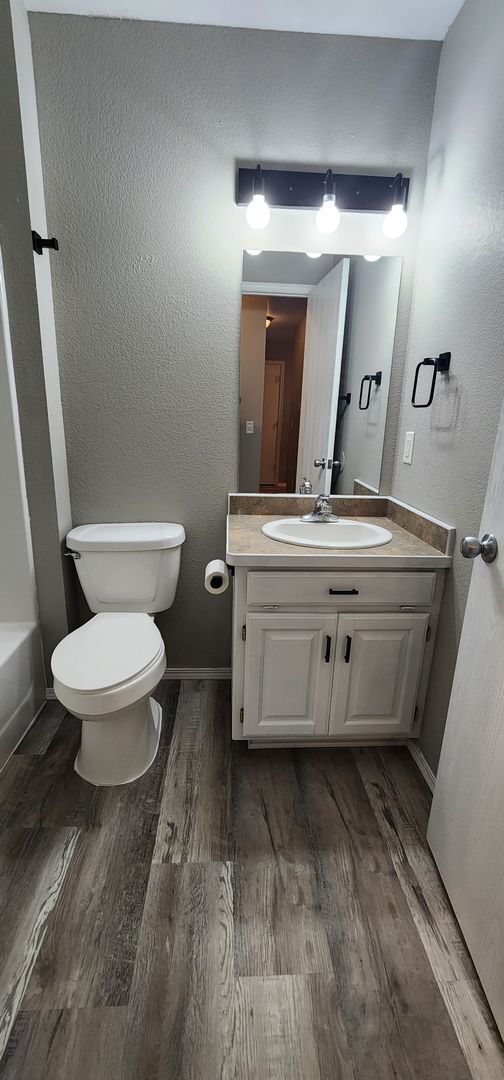 Building Photo - Nice Newly Remodeled 2 Bed 2 Bath Apartmen...