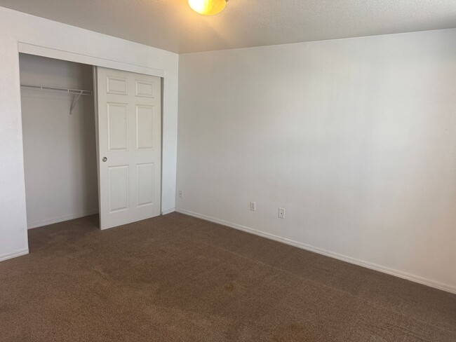 Building Photo - 3 Bed, 2 Bath Townhouse Available!