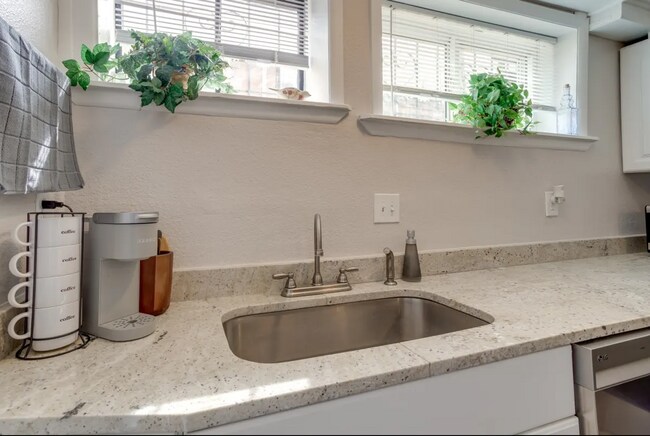 Building Photo - Updated 2BD, 1BA Half-Duplex in North Park...