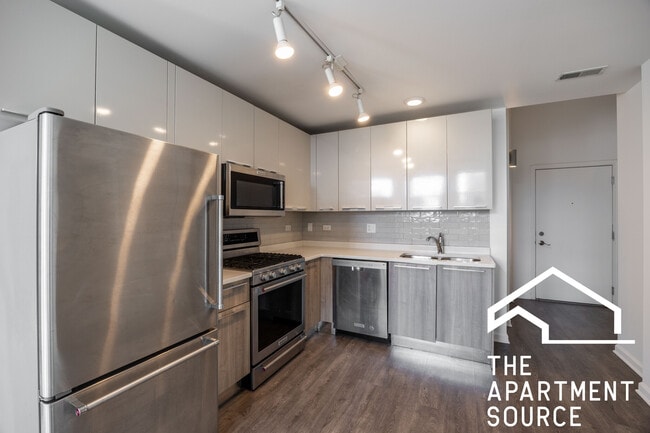 Building Photo - 932 W Dakin St