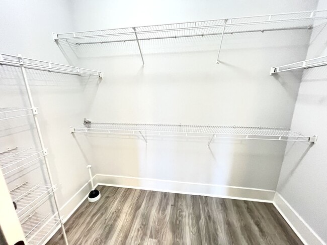 Building Photo - BEAUTIFUL CONDO WITH AMENITIES NEAR VANDER...