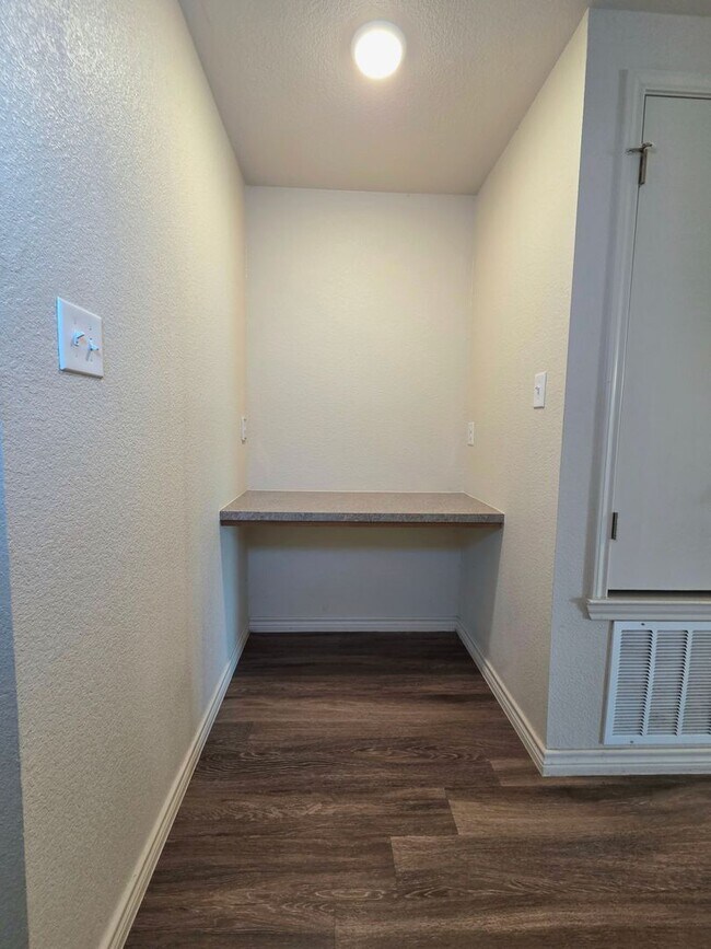 Building Photo - AVAILABLE NOW! (SECTION 8 ACCEPTED)