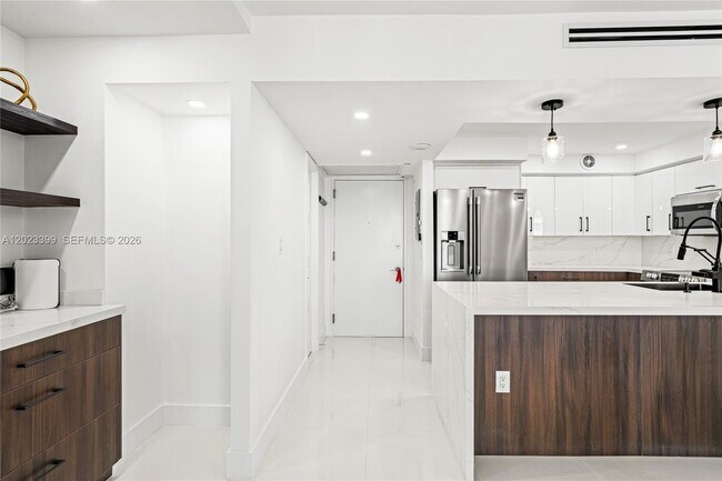 Building Photo - 5701 Collins Ave