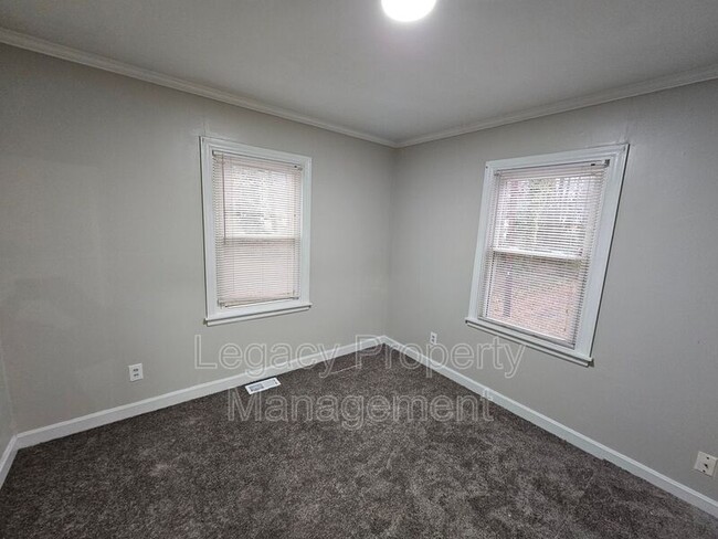 Building Photo - 210 Ball Park Ave