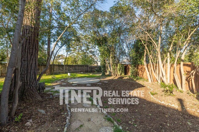 Building Photo - Charming Del Paso Manor Home