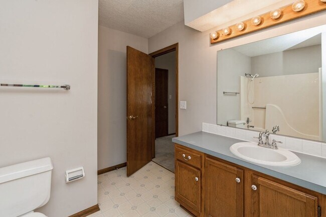 Building Photo - PRIVATE BACKYARD!! 4 Bedroom, 2.5 Bath Home in Urbandale