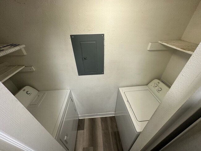 Building Photo - ** Move in Special $500 off your first months rent** FABULOUS 2 Bedroom/1 Bath Condo!!