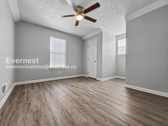 Building Photo - 3 Bed, 3 Bath with Fenced Yard & Garage / Pet-Friendly / Available Now!